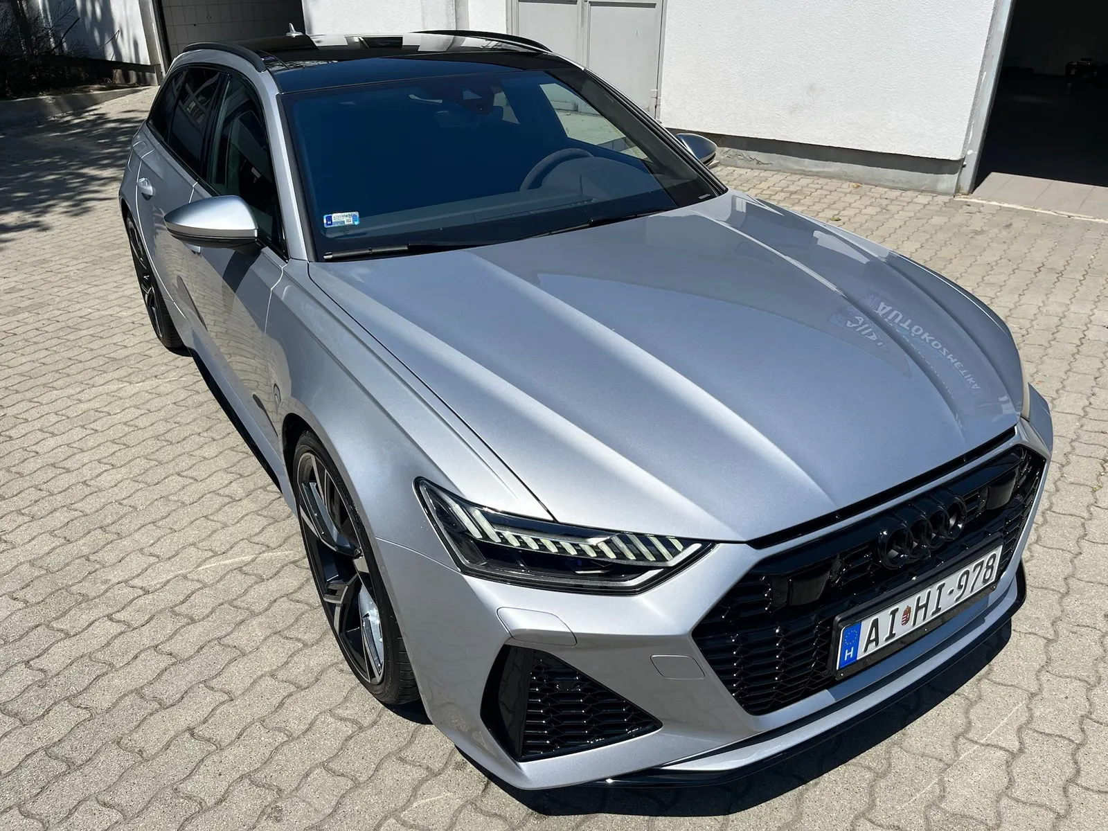 Audi RS6 a DM Autókozmetika műhelye előtt
