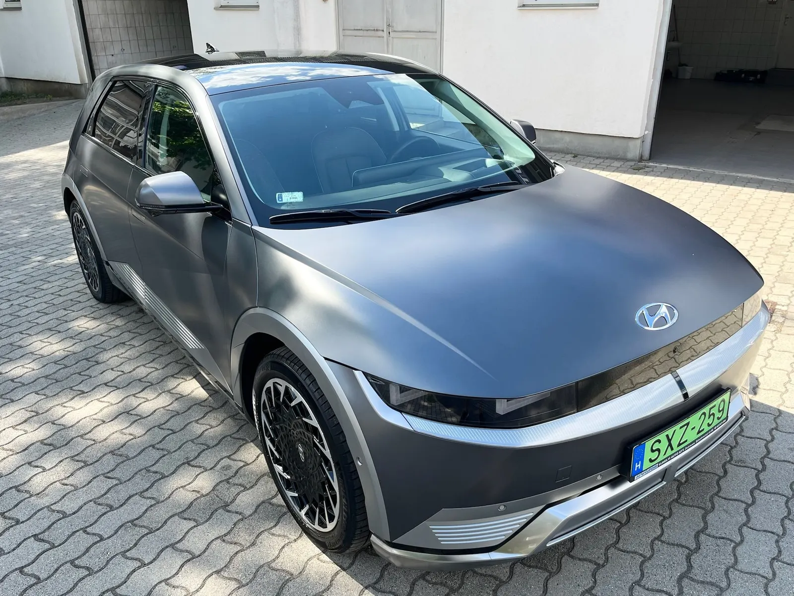 Hyundai Ioniq 5 a DM Autókozmetika műhelye előtt