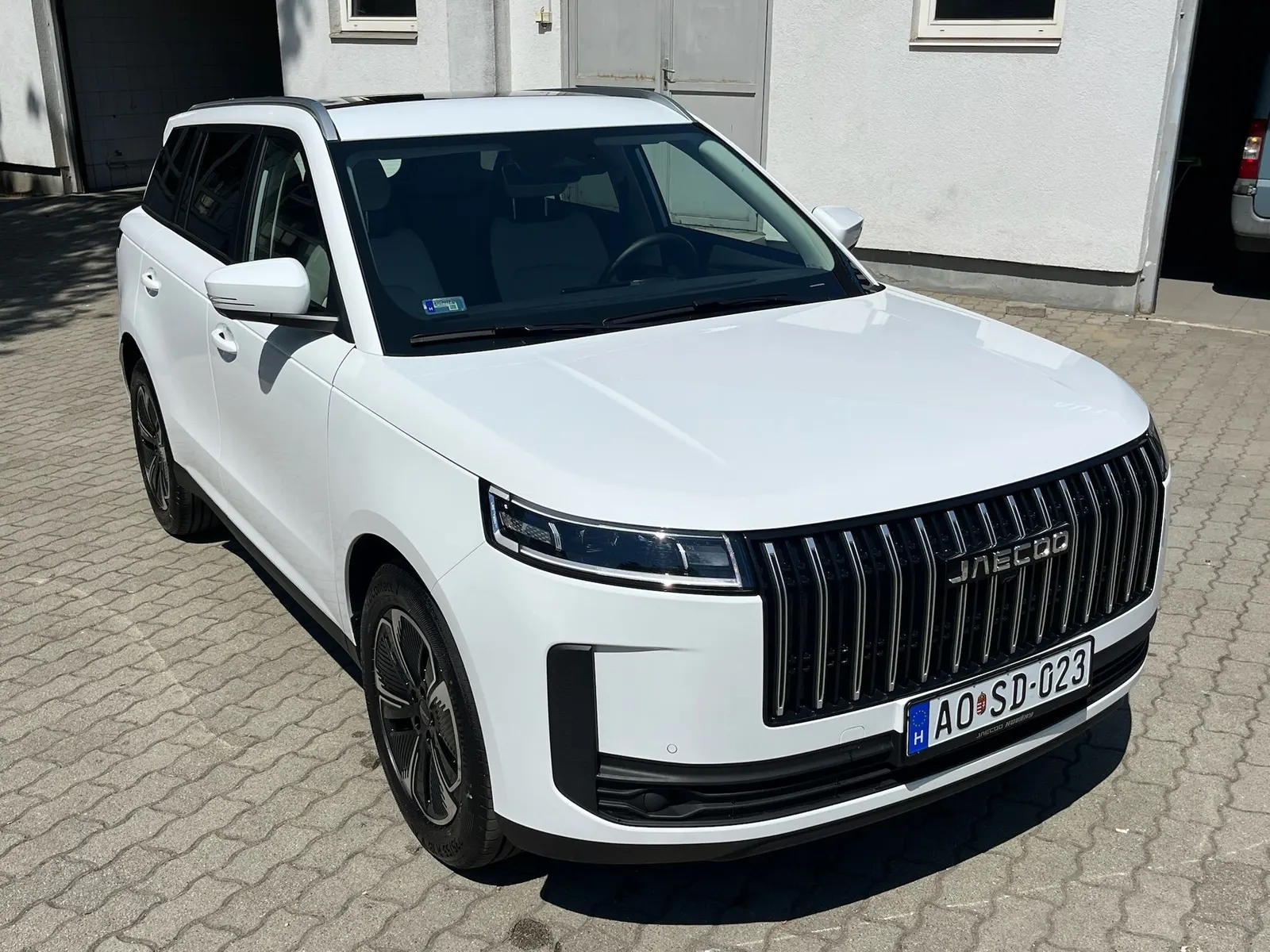 Jaecoo SUV a DM Autókozmetika műhelye előtt