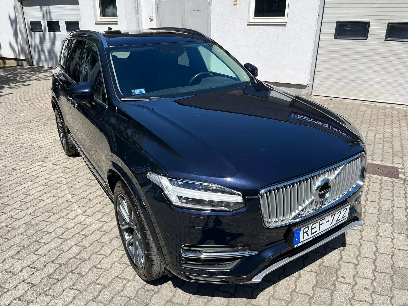 Volvo XC90 a DM Autókozmetika műhelye előtt