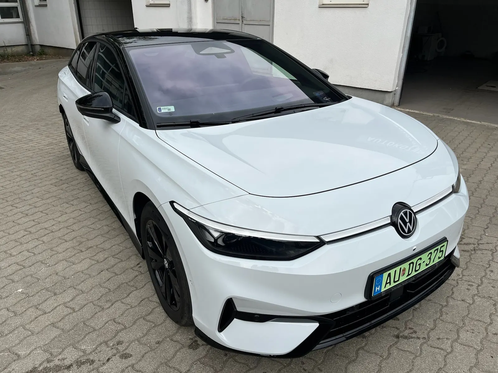 VW ID.7 a DM Autókozmetika műhelye előtt